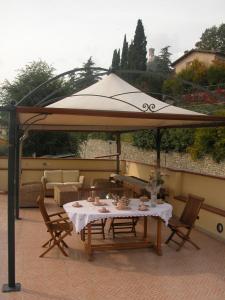 una mesa bajo una sombrilla en un patio en Bed&Wine, en Brisighella