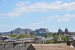 uma vista para uma cidade com casas e edifícios em Sunny House with views to Edinburgh Skyline em Edimburgo
