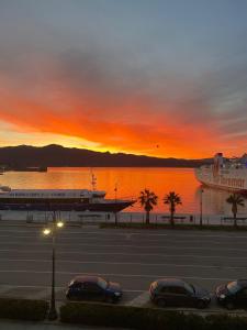 um pôr-do-sol sobre um parque de estacionamento com um navio de cruzeiro em SEAFRONT em Portoferraio