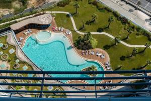 Výhled na bazén z ubytování Lux 2 Room Suite Apartment With Seaview In Center nebo okolí