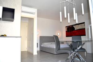 a dining room with a table and a bed at aura AR holiday-home in Peschiera del Garda