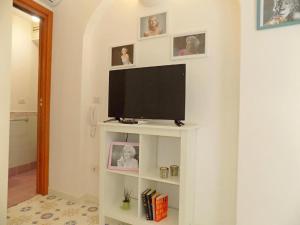 TV a/nebo společenská místnost v ubytování L'orchidea amalfi coast