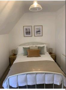 A bed or beds in a room at Ferry Lane Cottage