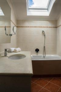 bagno con lavandino, vasca e finestra di Landhaus Severin a Neustift im Stubaital