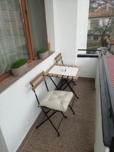 einen Tisch und einen Stuhl auf dem Balkon in der Unterkunft Приключение в Триград in Trigrad