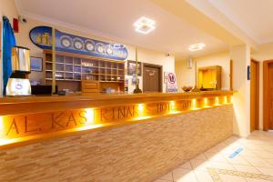 een bar in een restaurant met een bord met alaskan rarma varken bij ALK Hotel in Kamarai
