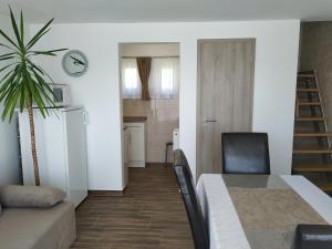 A seating area at Mogyorósi Apartman