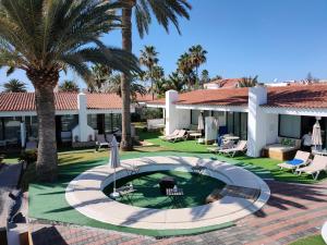 ośrodek z basenem i palmami w obiekcie Bungalows El Palmital - Adults Only by PMC Resorts w mieście Playa del Ingles