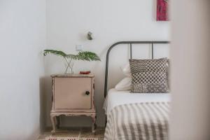 um quarto com uma cama e uma mesa com uma planta em Paxos StoneHouse em Gaios