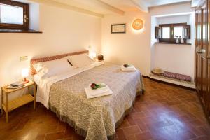 a bedroom with a bed with two towels on it at Residence Menotre in Rasiglia