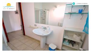 A bathroom at Li Catauri Még 35 kép