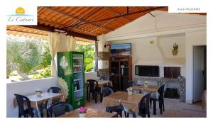 un restaurante con mesas y sillas y una chimenea en Li Catauri, en Santa Cesarea Terme