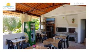 A television and/or entertainment centre at Li Catauri