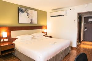 Postel nebo postele na pokoji v ubytování Dhafra Beach Hotel