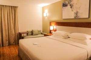 Postel nebo postele na pokoji v ubytování Dhafra Beach Hotel