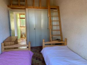 Giường trong phòng chung tại Mini villa climatisée - Vue mer - Mer à 50 m - Jardin et 2 terrasses 300 m2
