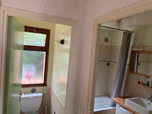 Bilik mandi di Maison dans Marina privée pieds dans l'eau - Vue mer - Mer à 50 m - Terrasse & jardin sur mer +20 gambar