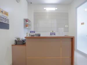 a counter in a room with a window at Super OYO Capital O 90336 Olive Guest House in Surabaya