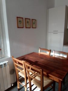 una mesa de comedor con 4 sillas alrededor en Da Cesare, en Moneglia