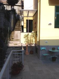 un escalier menant à un bâtiment avec une table et des chaises dans l'établissement Da Cesare, à Moneglia