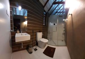 Ett badrum på Oasis Bungalow - Nuwara Eliya