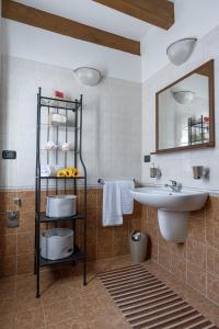 uma casa de banho com um lavatório e um espelho em Da Perry em Morbegno