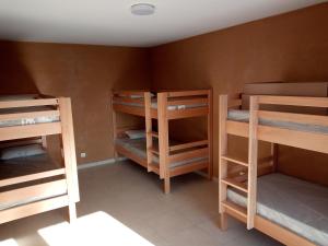 Zimmer mit 3 Etagenbetten in einem Zimmer in der Unterkunft Le Baugyte - Gite d'ETAPE - 15 lits in Baugy