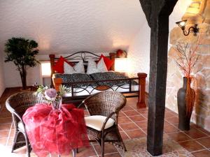 Cette chambre comprend un lit, des chaises et une table. dans l'établissement Apartmenthaus Casa Palma, à Buhl