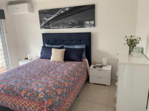 Ένα ή περισσότερα κρεβάτια σε δωμάτιο στο BEACH, SHOPS & STRAND 5 min walk away