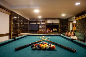 een pooltafel in een woonkamer met poolballen bij Hotel Vallibierna in Benasque