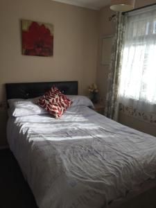 een bed met twee kussens erop in een slaapkamer bij 2 bed dog friendly chalet on sunbeach Scratby in Great Yarmouth