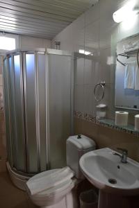 Ett badrum på Temiz Hotel