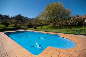 una piscina con delfini dipinti sopra di Villa Ponte Bora a Pontevedra