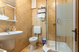 een badkamer met een wastafel, een toilet en een douche bij Hotel Denis in Daneş +16 foto's