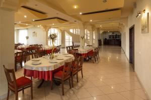 een restaurant met tafels en stoelen in een kamer bij Hotel Denis in Daneş