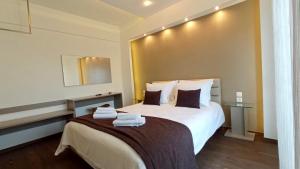 Un pat sau paturi într-o cameră la EPaN Luxury Apartments