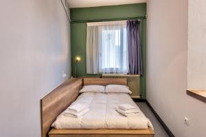 Tempat tidur dalam kamar di Alexios Hotel