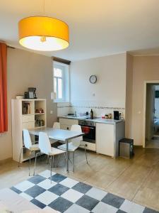 eine Küche mit einem Tisch und Stühlen im Zimmer in der Unterkunft Villa FeWo mit separaten Schlafmöglichkeiten, zentral gelegen in Chemnitz