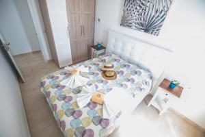 una vista aérea de una cama en una habitación en Rincon Marinero with large terrace and views, en Arrecife