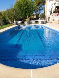una gran piscina con agua azul en un patio en Lovely home nearby Madrid to enjoy nature en Villaviciosa de Odón