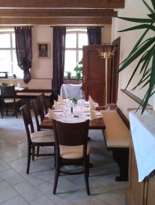 Reštaurácia alebo iné gastronomické zariadenie v ubytovaní Hotel-Gasthof Krone