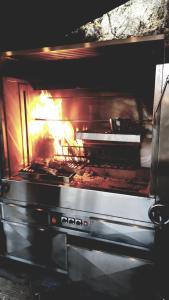 um forno com alguma comida a cozinhar em Saga and More B&B Brasserie em Berg en Terblijt