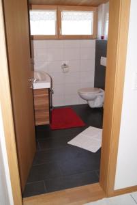 Koupelna v ubytování Haus Eberle + 20 fotografií