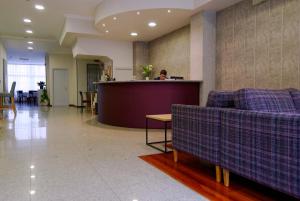 Area lobi atau resepsionis di Hotel Vigo Plaza