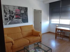 - un salon avec un canapé et un bus rouge à deux étages dans l'établissement Apartamento TISARE wifi, à Valladolid