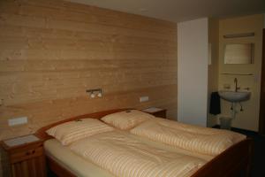 メラウにあるBauernhof Bertschのレンガの壁のドミトリールームのベッド1台分です。