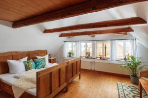 1 dormitorio con cama y ventana en Ferienwohnung Familienzeit mit Sauna en Hohen Pritz
