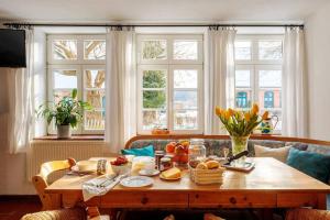 una mesa con comida en la sala de estar en Ferienwohnung Familienzeit mit Sauna en Hohen Pritz