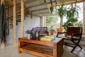 sala de estar con mesa de madera y sillas en Vēju Paradīze, en Pāvilosta