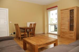 ein Wohnzimmer mit einem Tisch und einem Esszimmer in der Unterkunft Apartment Prenzlauer Berg in Berlin